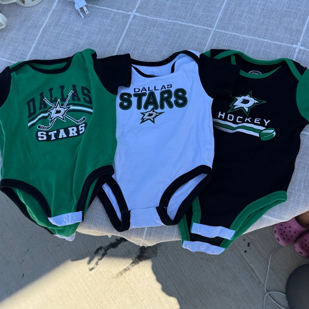 Pack of 3 NHL Dallas Stars Infant Bodysuit - Black and Green. Size 18 months